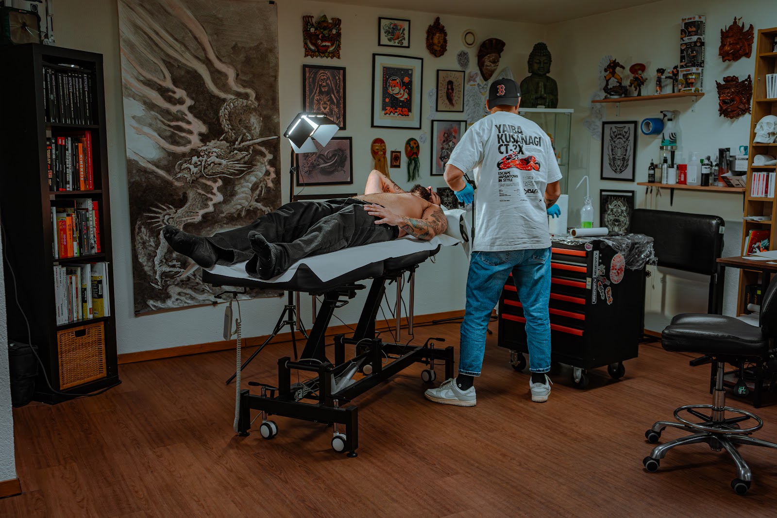 Intérieur du Studio 376 — NXO en séance, art aux murs