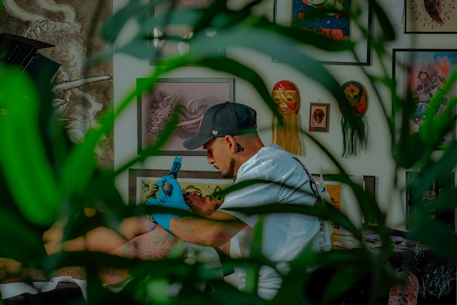 NXO au travail dans son studio — tatouage en cours