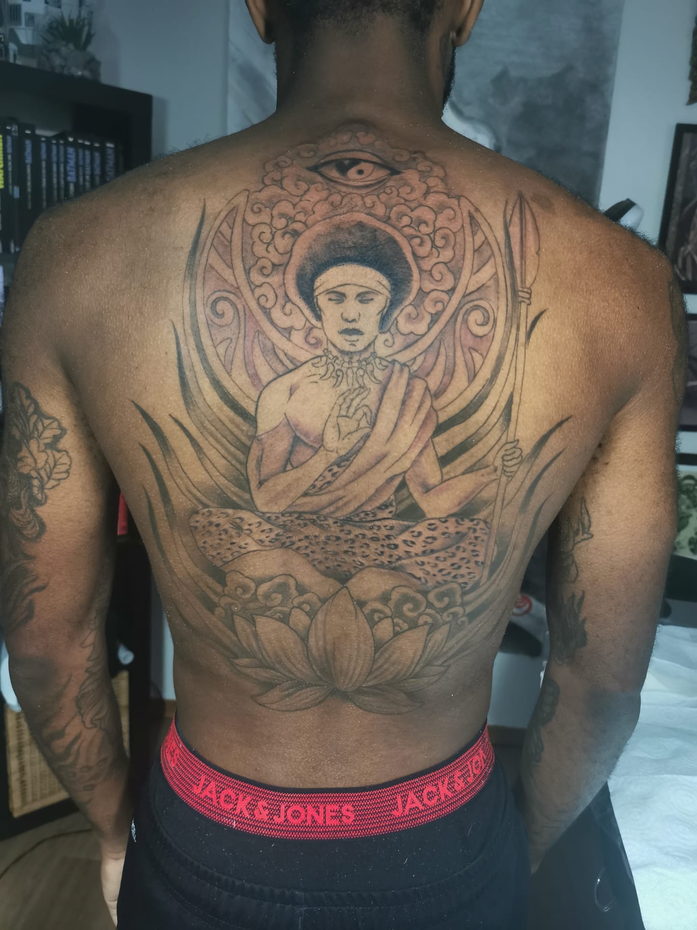 Pièce dorsale complète — figure spirituelle sur lotus