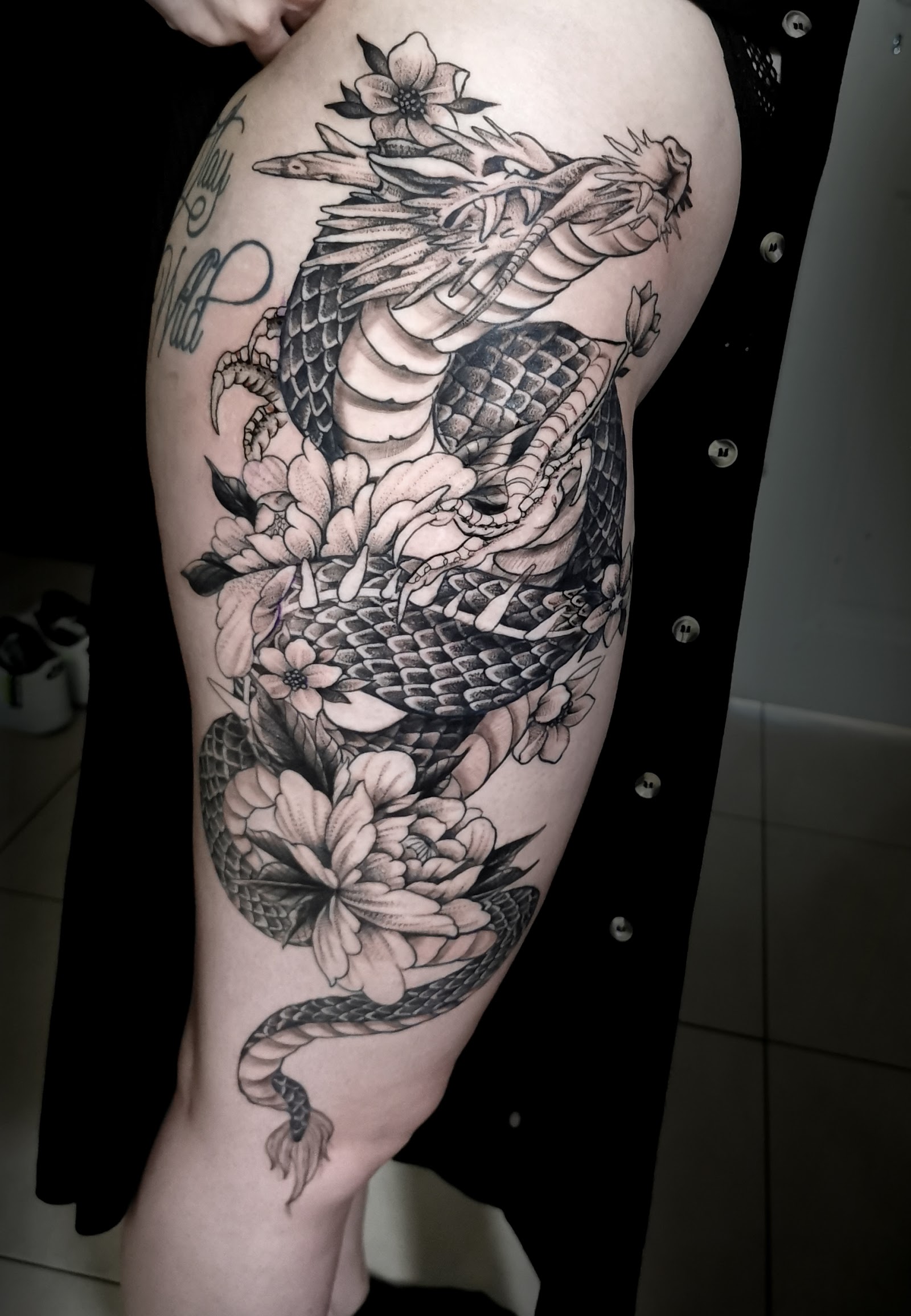 Dragon noir et gris avec fleurs — pièce cuisse complète