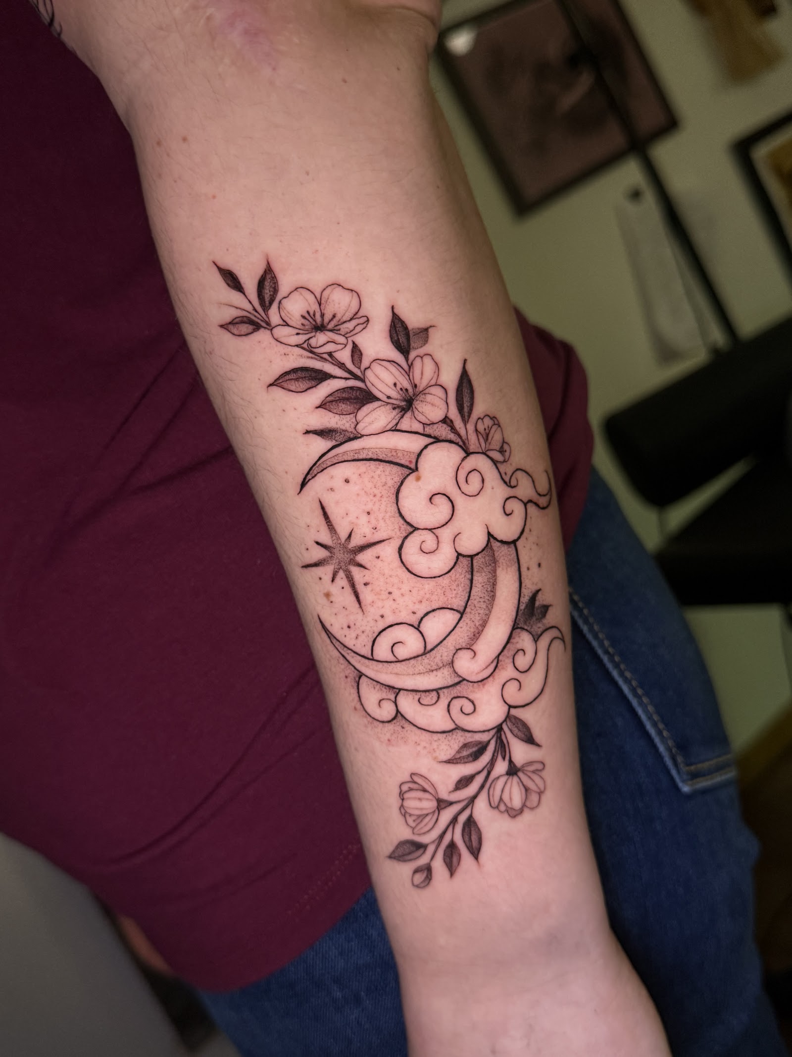 Lune et fleurs fine line avec nuages — avant-bras